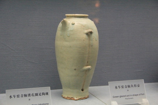 青釉陶罐