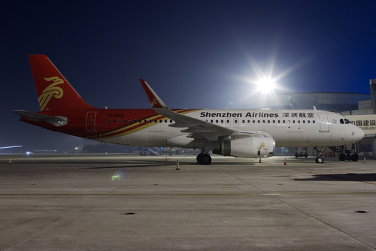 夜晚的深圳航空