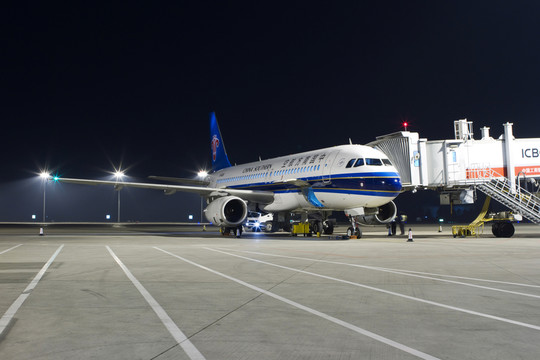 夜晚的中國南方航空客機