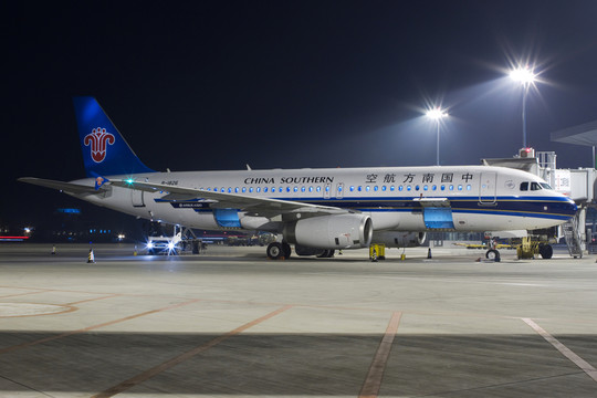 夜晚的中國南方航空客機(jī)