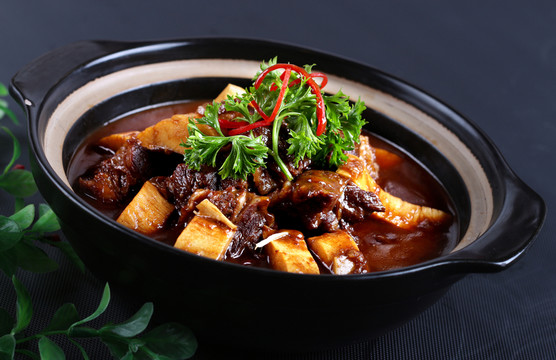 牛肉燉板筋