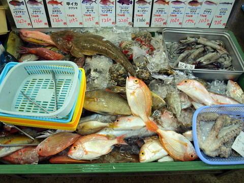 許多魚出售。