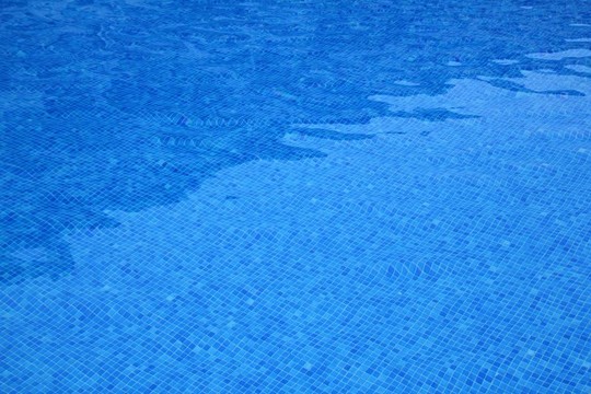 水池藍(lán)磚花紋水倒影