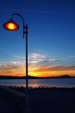 日落橙色藍色的海景燈燈柱