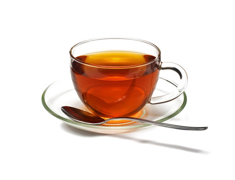 具有紅茶和勺子的玻璃杯