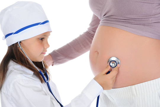 懷孕的女人和她的女兒