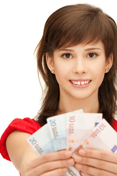 十幾歲的女孩用歐元現(xiàn)金
