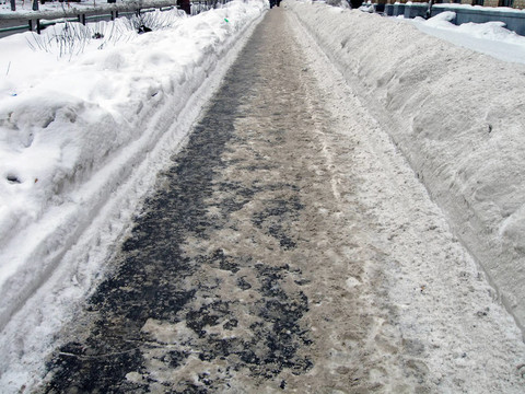 冬天的雪路有許多腳?。粵]有人