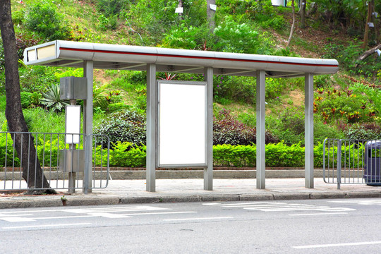 公共汽車(chē)站上的空白廣告牌
