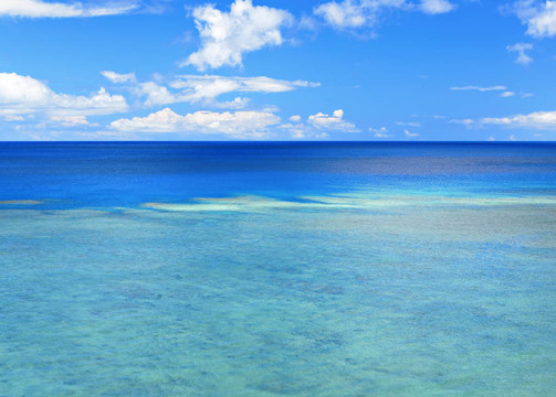 美麗的海景與藍(lán)天白云的背景