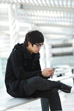 手機(jī)上的男人發(fā)短信