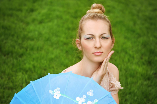 漂亮的金發(fā)女孩藝伎化妝