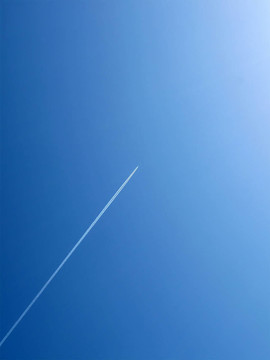 蓝天上的飞机路径