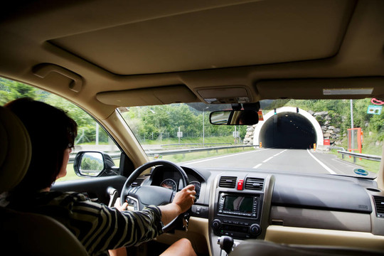 女人開車進了一個隧道