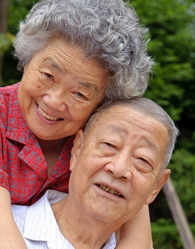 親密的一對夫婦擁抱
