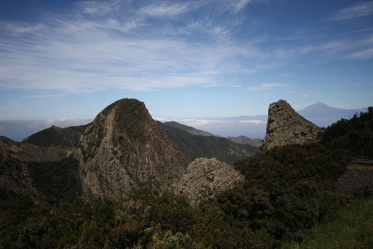 在拉戈梅拉島，Ojila和卡莫納的巖石
