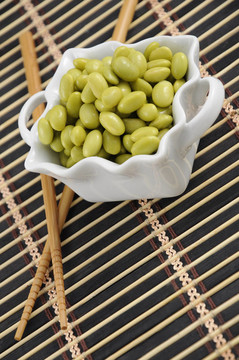 在對(duì)竹餐墊筷子白菜黃豆。