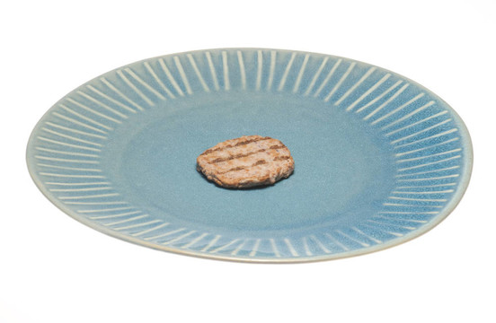 肉/漢堡一大盤子小肉餅。代表正在預(yù)算。在白色背景上隔離。