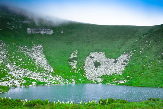 山上的湖