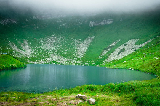 山上的湖