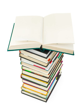在堆棧上打開的書