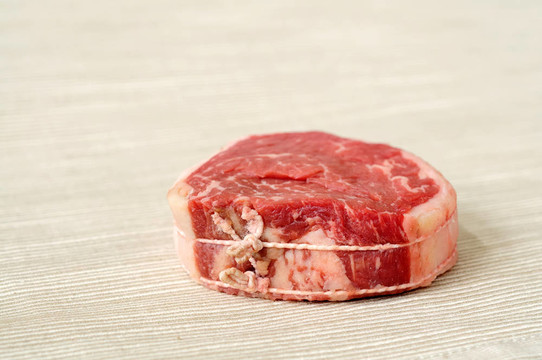 孤立的生牛肉