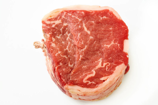 孤立的生牛肉