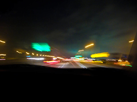 查看夜間和雨水通過汽車的前窗