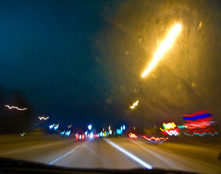 查看夜間和雨水通過汽車的前窗