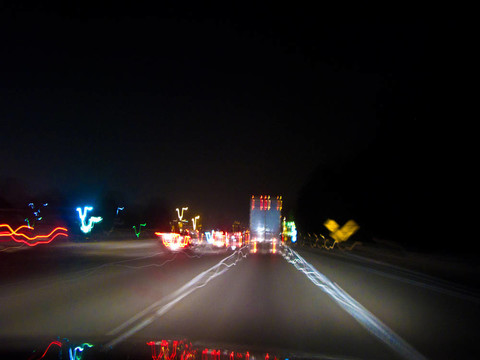 查看夜間和雨水通過汽車的前窗