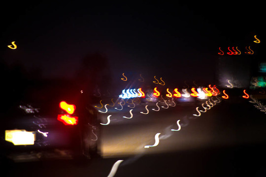 查看夜間和雨水通過汽車的前窗