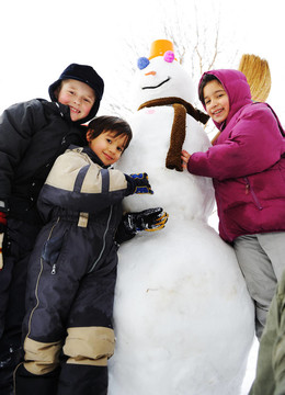 兒童玩雪雪人快樂(lè)；冬季