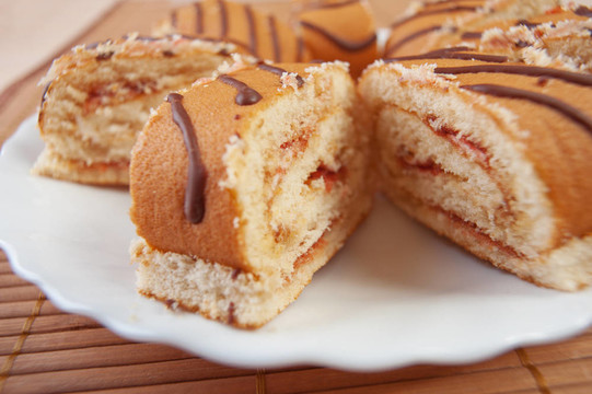 鏡頭切片卷圍繞著白巧克力板