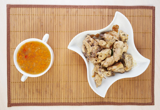 特寫湯；燉雞肉巾美麗的白盤子里