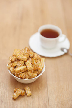 大量餅干灑芝麻美味白盤子杯茶