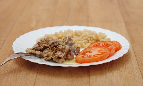 特寫(xiě)美味（面食；燉；西紅柿）；白盤(pán)子叉子