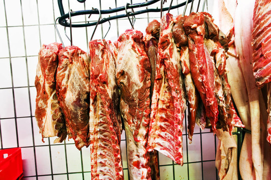 在一個(gè)肉店冷庫肉