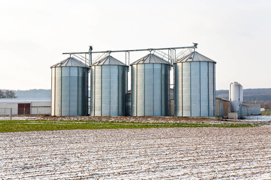 冬季積雪與英畝在美麗的光和結構筒倉