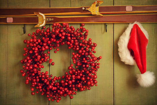 Santa帽子掛在墻上的紅花環(huán)