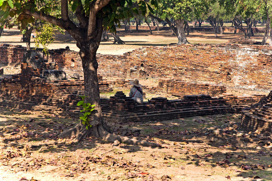 著名的寺Wat Phra Si sanphet；在Ajutthaya皇家宮殿