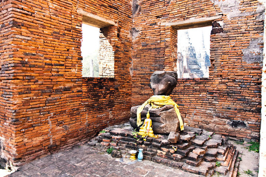 著名的寺Wat Phra Si sanphet；在Ajutthaya皇家宮殿