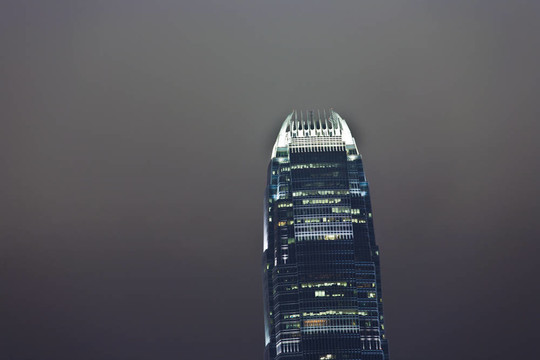 在香港晚上品尼高OTF摩天大樓觀