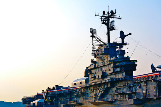 夕陽中的航空母艦