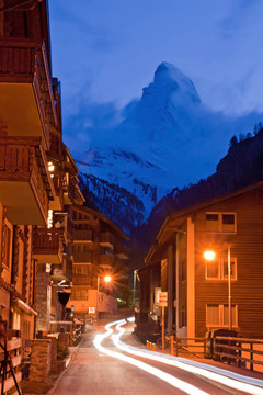馬特峰從策馬特市光路；Swizerland
