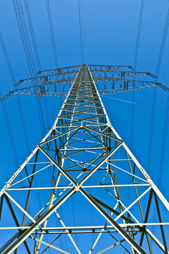 藍(lán)色天空的電力塔