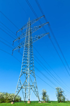 藍色天空的電力塔