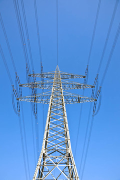 藍色天空的電力塔