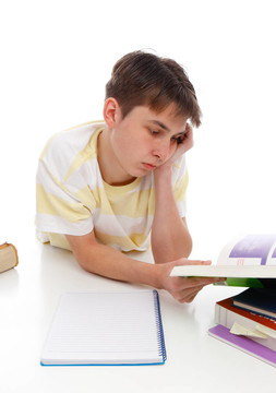 男孩閱讀學習教科書
