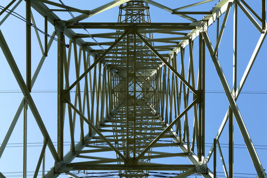 藍(lán)色天空的電力塔