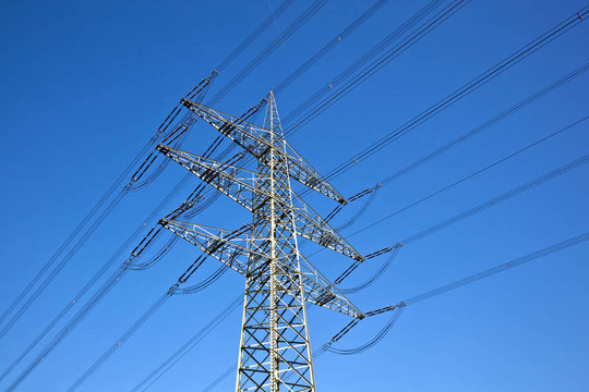 藍色天空的電力塔